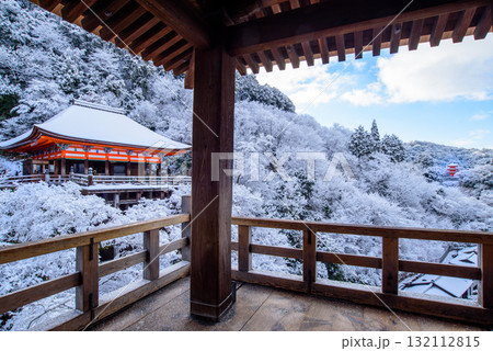 雪化粧した清水寺の奥之院と子安の塔 雪化粧した清水寺の奥之院と子安の塔 132112815