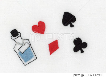 トランプのマークと小瓶の刺繍 132112900