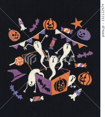 ハロウィンの賑やかな刺繍 132112974