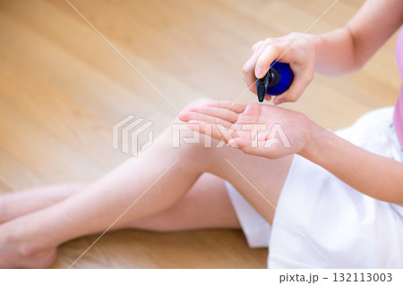 パーツカット　脚にオイルを塗る女性 132113003