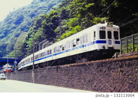箱根湯本を発車した小田急2400形2557F（2400形のラストナンバー）、1982年5月29日 132113004