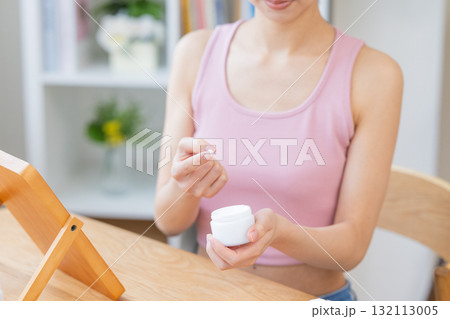 ビューティーイメージ 化粧品を手に取る女性の手元 ビューティーイメージ 化粧品を手に取る女性の手元 132113005