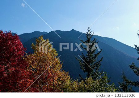 青空をバックに紅葉に染まる10月の十勝岳連峰「十勝岳温泉」から望む 132113030