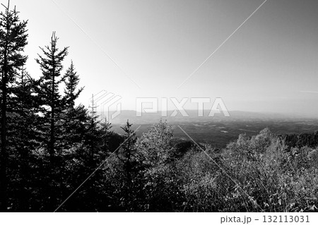 快晴の秋空をバックに「十勝岳温泉」から富良野市街側を望む「白黒」 快晴の秋空をバックに「十勝岳温泉」から富良野市街側を望む「白黒」 132113031