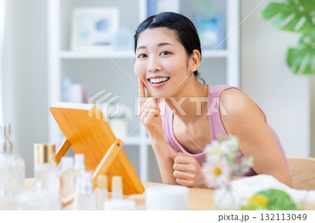 ビューティーイメージ スキンケアをする女性 ビューティーイメージ スキンケアをする女性 132113049