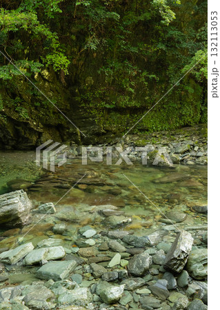 透明度の高い水が流れる安居川 透明度の高い水が流れる安居川 132113053