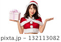 クリスマスプレゼントを持ったサンタクロースの衣装を着た女性 132113082