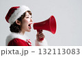 メガホンを持って叫ぶサンタクロースの衣装を着た女性 132113083