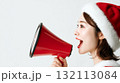 メガホンを持って叫ぶサンタクロースの衣装を着た女性 132113084