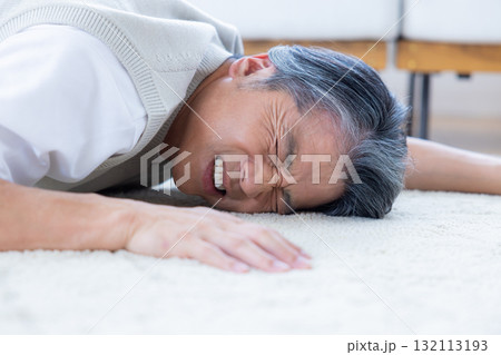 胸の痛みに苦しむミドル男性 胸の痛みに苦しむミドル男性 132113193