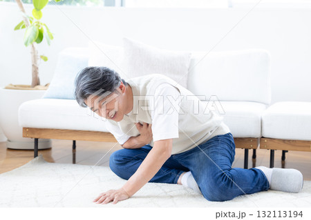 胸の痛みに苦しむミドル男性 胸の痛みに苦しむミドル男性 132113194