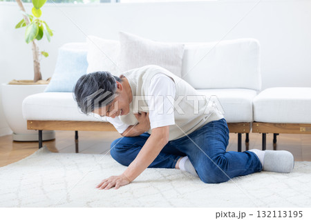 胸の痛みに苦しむミドル男性 132113195