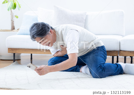 胸の痛みに苦しむミドル男性 胸の痛みに苦しむミドル男性 132113199