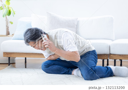 胸の痛みに苦しむミドル男性 132113200