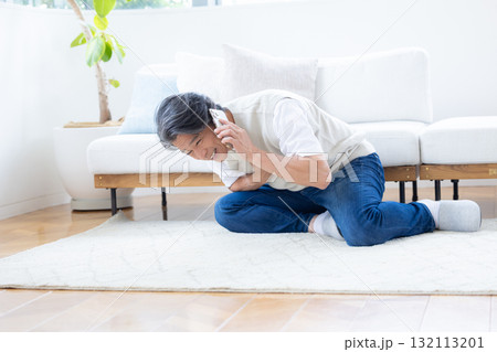 胸の痛みに苦しむミドル男性 132113201