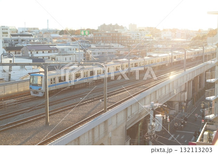 夕暮れの小田急駅経堂駅付近を走る小田急線の車両 132113203
