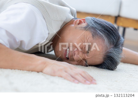 胸の痛みに苦しむミドル男性 胸の痛みに苦しむミドル男性 132113204