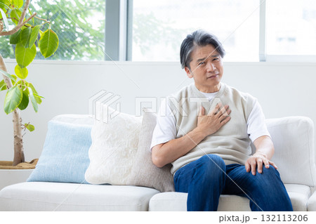 胸の痛みに苦しむミドル男性 132113206