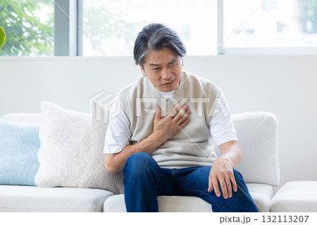 胸の痛みに苦しむミドル男性 胸の痛みに苦しむミドル男性 132113207