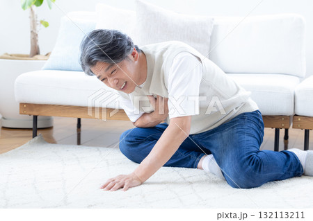 胸の痛みに苦しむミドル男性 胸の痛みに苦しむミドル男性 132113211