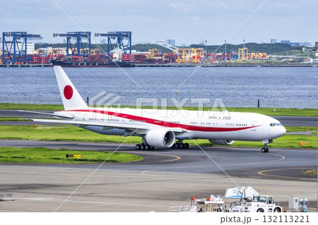 秋の羽田空港 タキシング中の政府専用機 東京都大田区 秋の羽田空港 タキシング中の政府専用機 東京都大田区 132113221