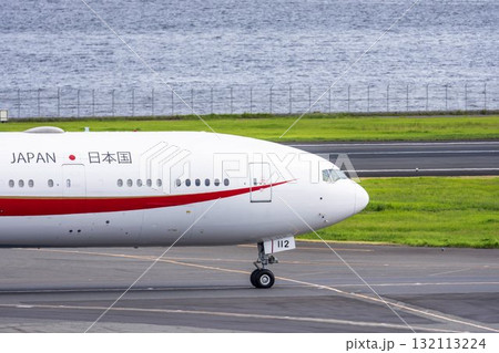 秋の羽田空港 タキシング中の政府専用機 東京都大田区 秋の羽田空港 タキシング中の政府専用機 東京都大田区 132113224