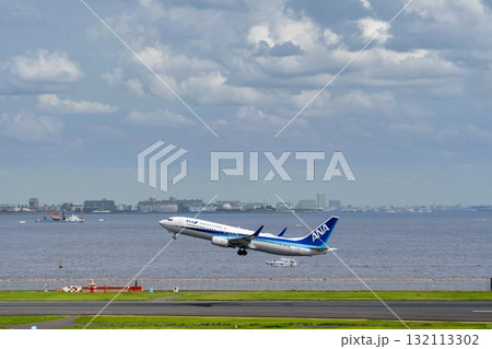 羽田空港の風景 離陸中の飛行機 東京都大田区 羽田空港の風景 離陸中の飛行機 東京都大田区 132113302