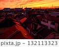 真っ赤に焼けた劇的な夕焼け空 132113323