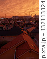 真っ赤に焼けた劇的な夕焼け空 132113324