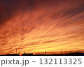 真っ赤に焼けた劇的な夕焼け空 132113325