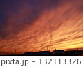 真っ赤に焼けた劇的な夕焼け空 132113326
