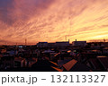 真っ赤に焼けた劇的な夕焼け空 132113327