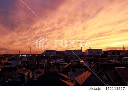 真っ赤に焼けた劇的な夕焼け空 132113327