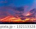 真っ赤に焼けた劇的な夕焼け空 132113328