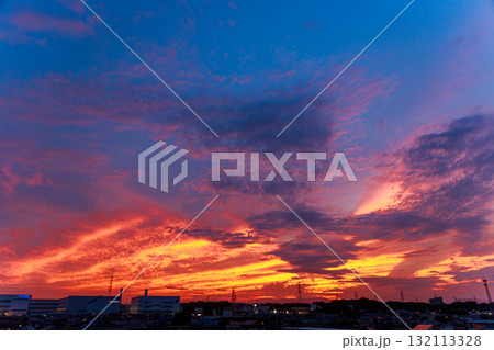真っ赤に焼けた劇的な夕焼け空 132113328