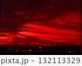 真っ赤に焼けた劇的な夕焼け空 132113329