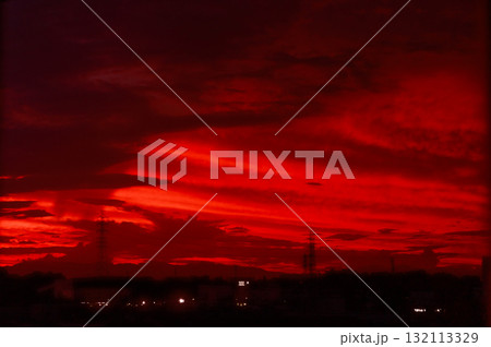 真っ赤に焼けた劇的な夕焼け空 132113329