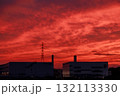 真っ赤に焼けた劇的な夕焼け空 132113330