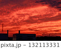 真っ赤に焼けた劇的な夕焼け空 132113331