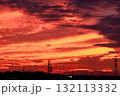 真っ赤に焼けた劇的な夕焼け空 132113332