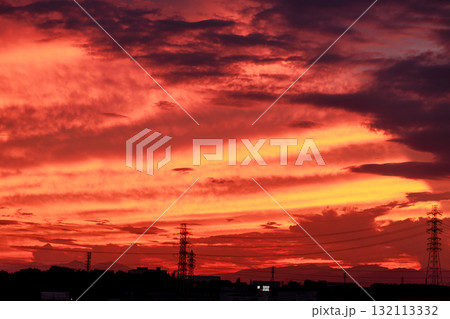 真っ赤に焼けた劇的な夕焼け空 132113332