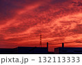 真っ赤に焼けた劇的な夕焼け空 132113333