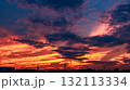 真っ赤に焼けた劇的な夕焼け空 132113334