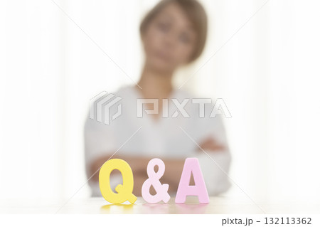 Q and A シニア女性　アウトフォーカス 132113362