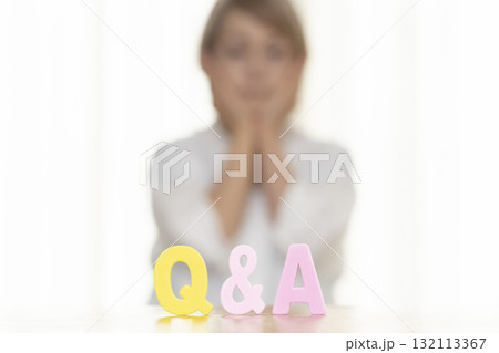 Q and A シニア女性 アウトフォーカス Q and A シニア女性 アウトフォーカス 132113367