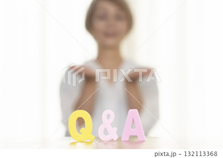 Q and A シニア女性 アウトフォーカス Q and A シニア女性 アウトフォーカス 132113368