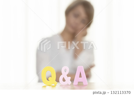 Q and A シニア女性　アウトフォーカス 132113370
