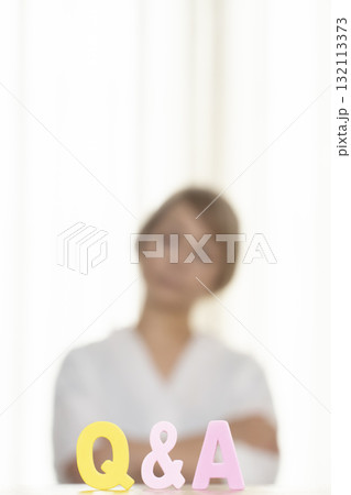 Q and A シニア女性　アウトフォーカス 132113373