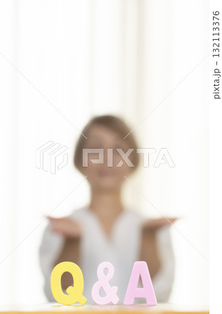 Q and A シニア女性　アウトフォーカス 132113376