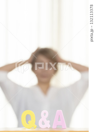 Q and A シニア女性　アウトフォーカス 132113378